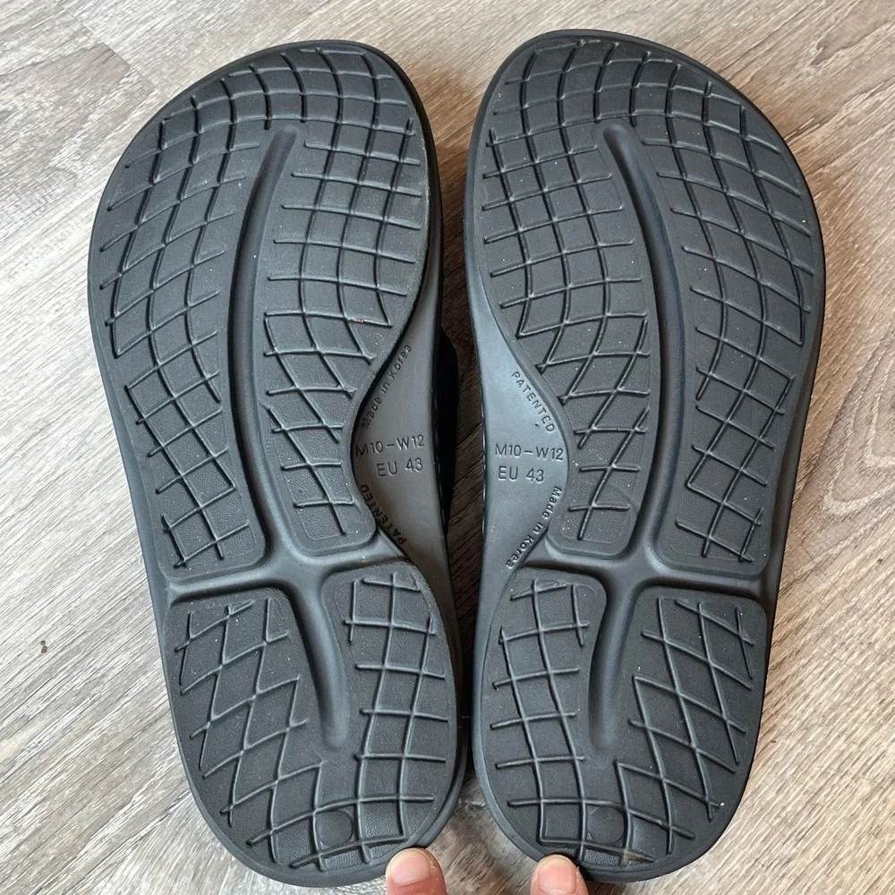 OOFOS OOriginal Recovery Sandals Mens 10 Womens 12 Black Thong Flip Flops EU 43